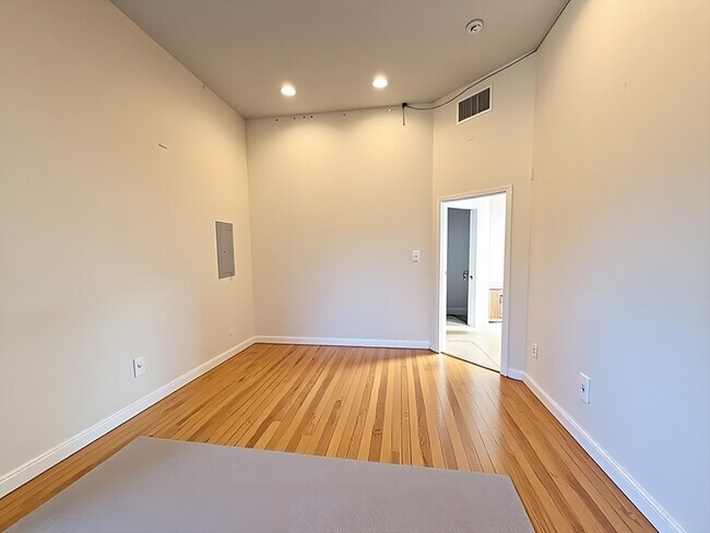 Building Photo - 11 Vancouver St