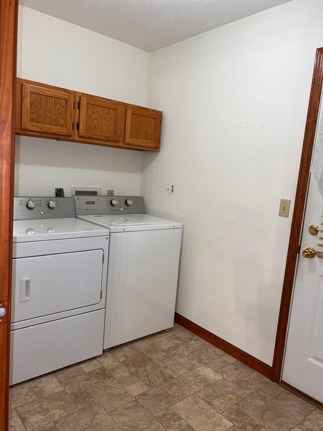 Building Photo - 6 Gail Dr