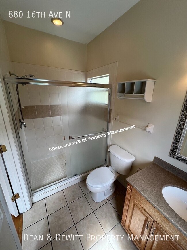 Building Photo - 880 16th Ave N