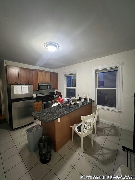 Building Photo - 17 Sachem St