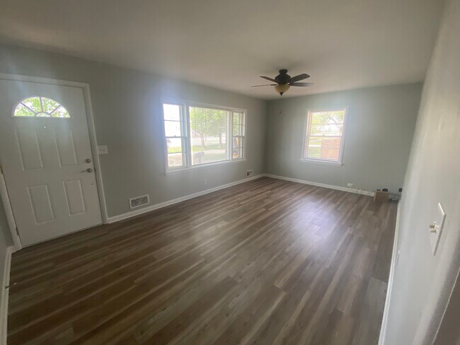 Building Photo - 919 George Madison Dr