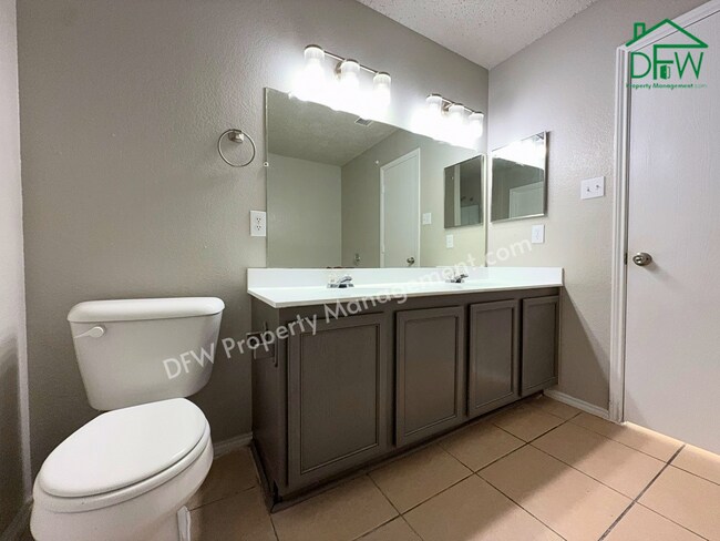 Building Photo - Spacious 4-Bedroom Home with Fireplace & Large Backyard in SW Fort Worth