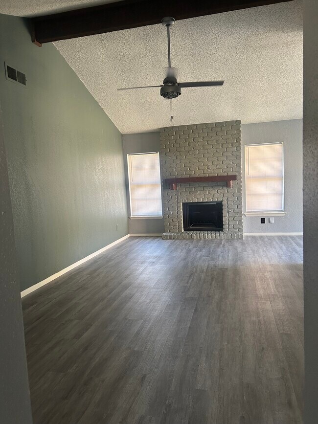 Building Photo - 1315 White Rock Dr