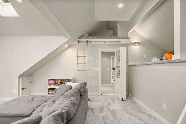 Building Photo - Furnished Redmond Home | Short-Term 3–6 Month Lease | Avail Now!