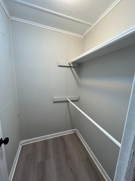 Building Photo - 5909 Leone Dr W