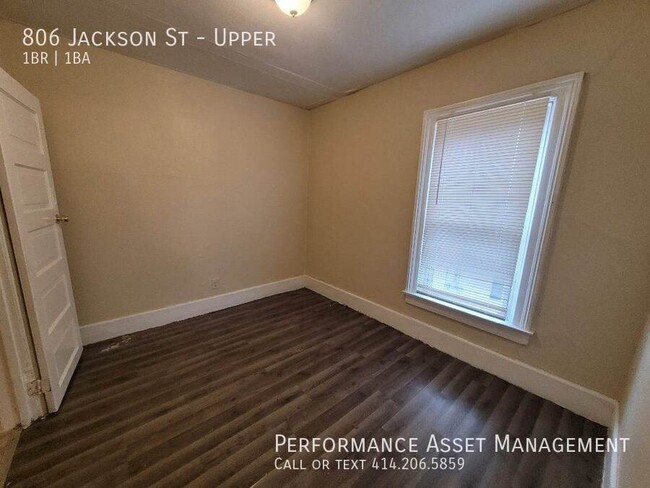 Building Photo - Cozy 1BR upper with balcony in Racine