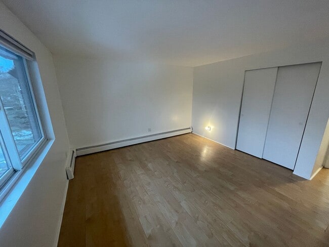 Building Photo - Quiet Corner Apartment in the Heart of Salem