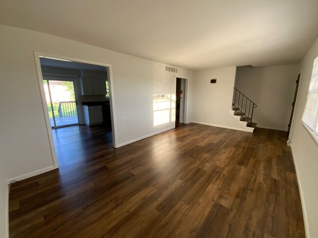 Building Photo - 3 Bedroom Newly Remodeled Duplex