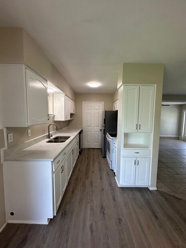 Building Photo - Freshly updated and Move in ready!