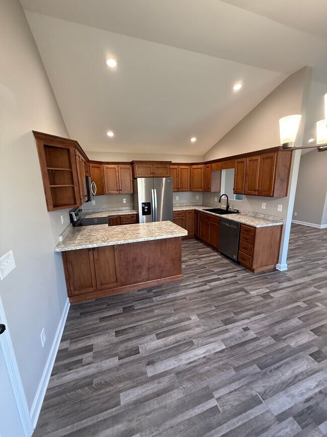 Building Photo - 3 Bed/2 Bath House with 2 Car Garage (NEW ...