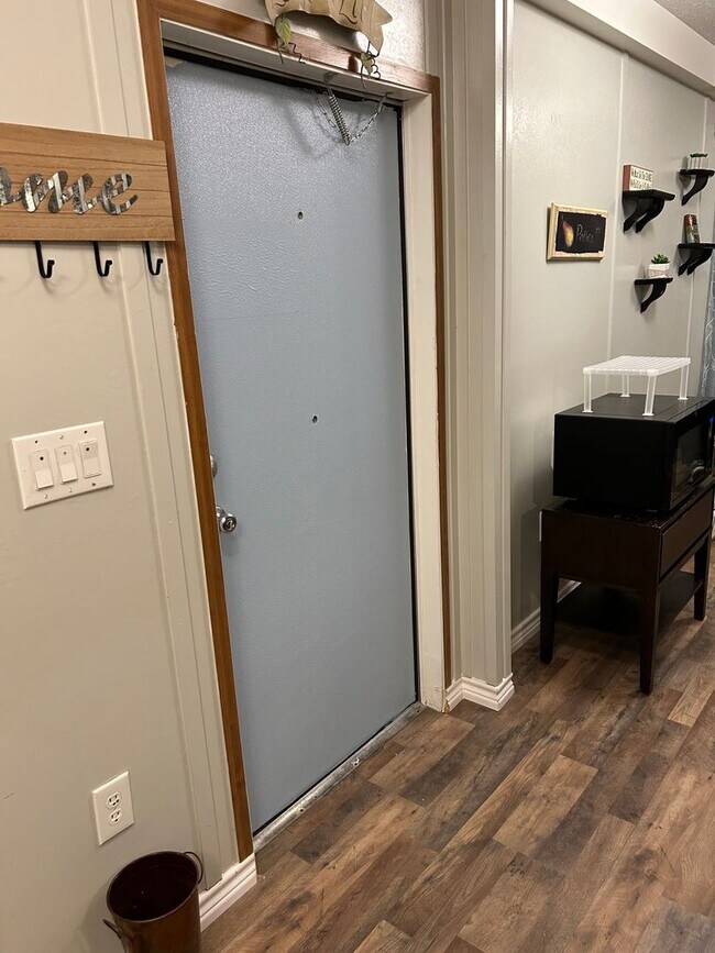 Building Photo - COZY MOBILE HOME AVAILABLE! 1 bed 1 bath in Stardust Mobile Home Park.