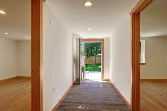 Building Photo - Lake city