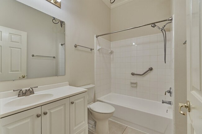 Building Photo - 118 Robindale Cir