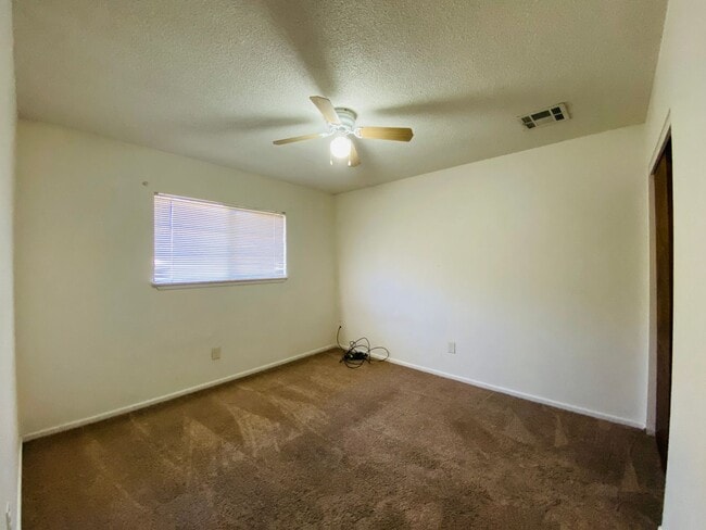 Building Photo - 4/2 Home with a backyard!