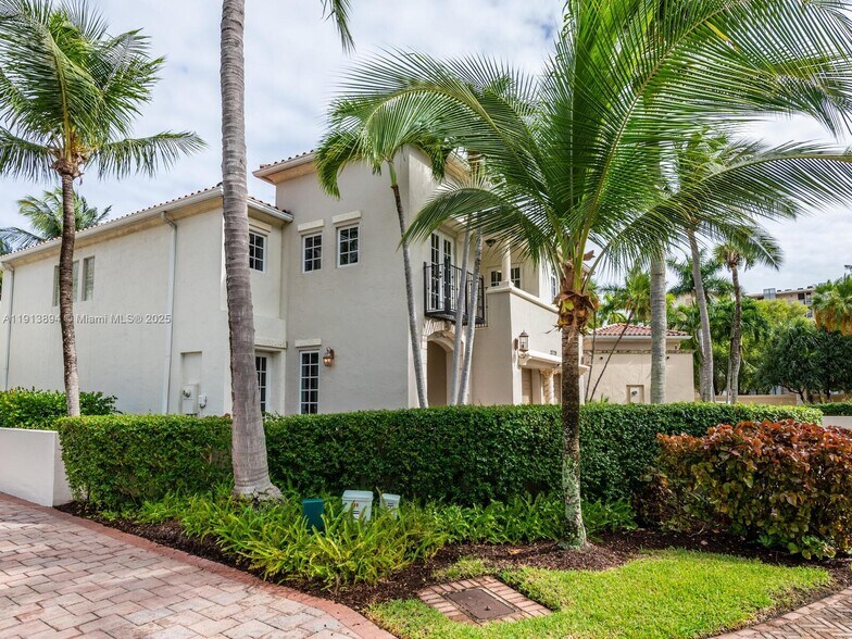 Building Photo - 20729 NE 32nd Ave