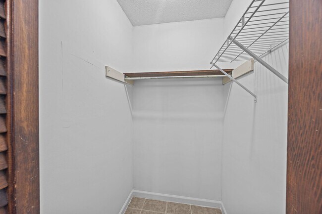 Building Photo - Charming Rental in Central Location