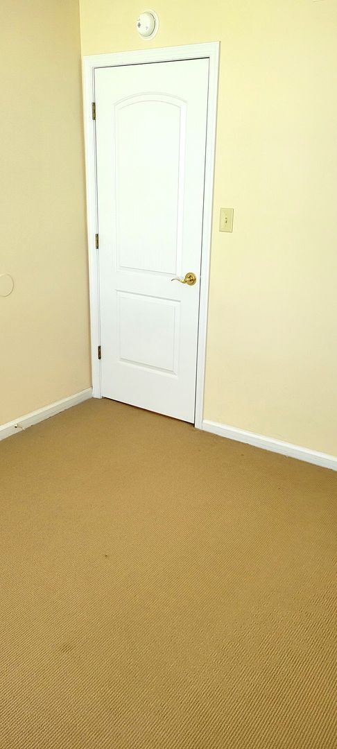 Building Photo - Conveniently Located Three Bedroom Condo