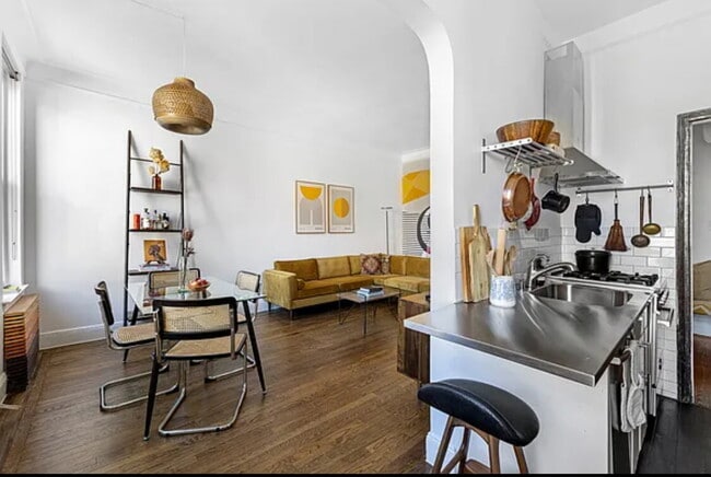 Building Photo - Welcome to this spacious, bright one-bedro...