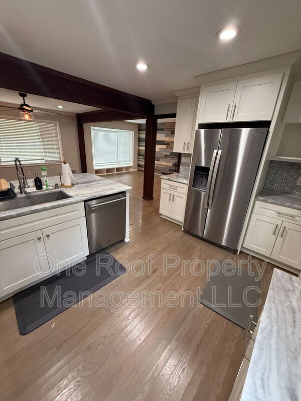 Building Photo - 102 E 96th St