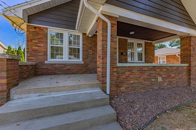 Building Photo - 808 S Cullen Ave