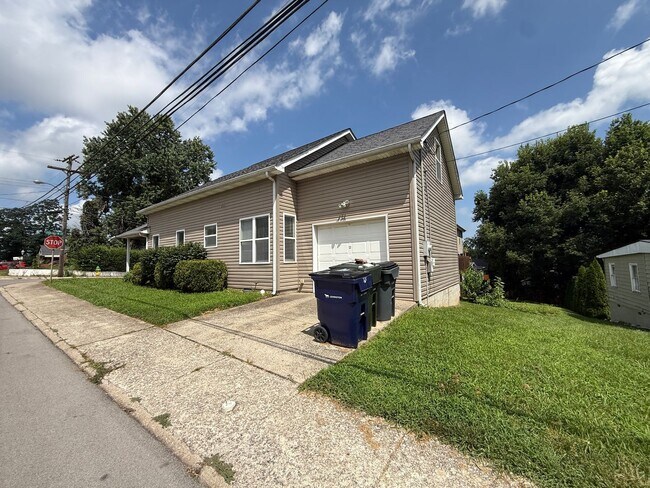 Building Photo - 3 Bedroom Available Now!