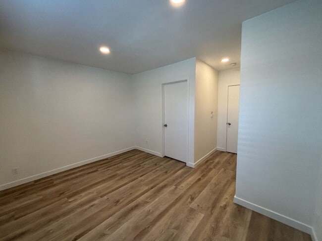 Building Photo - 3 Bedroom 2 Bath Home