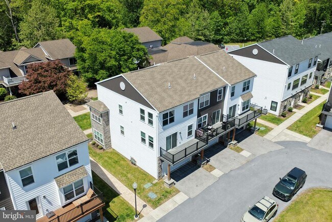 Building Photo - 121 High Pointe Dr