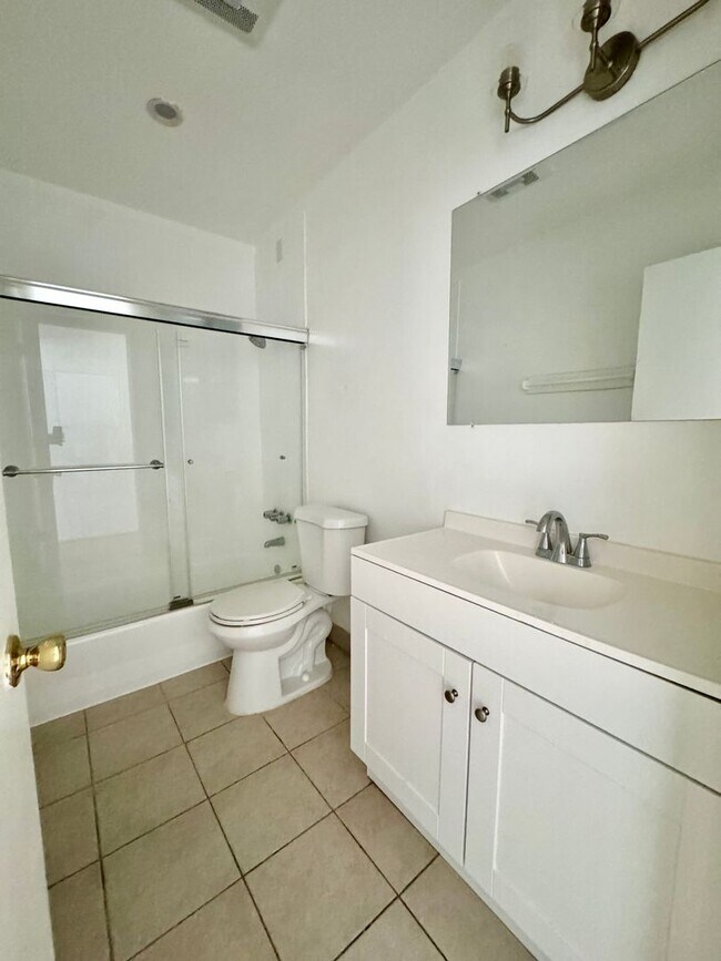 Building Photo - 337 Rexford Dr
