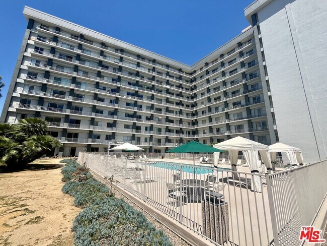 Building Photo - 100 S Doheny Dr
