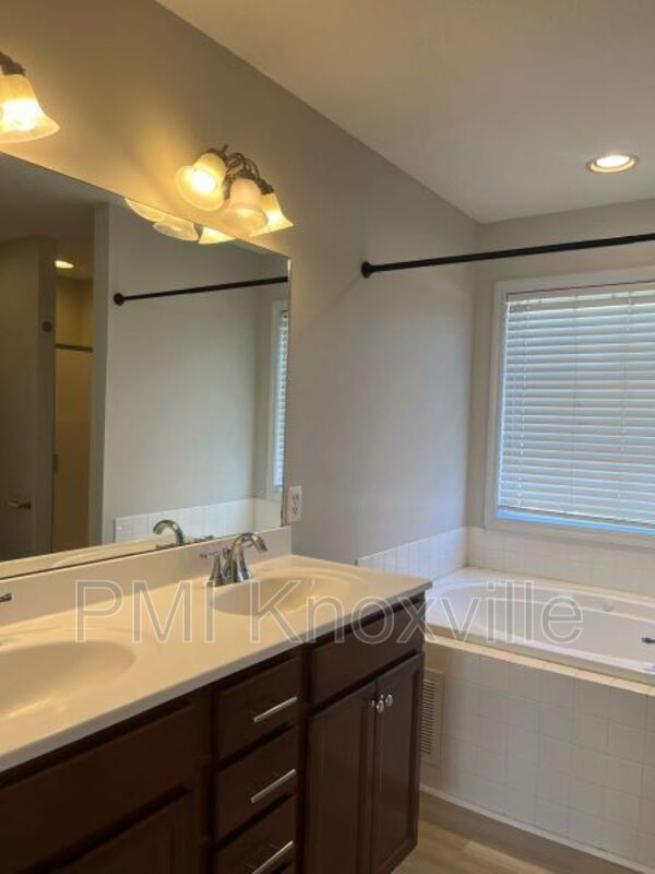 Building Photo - 5825 Beaver Run Ln