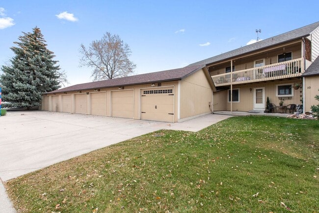 Building Photo - Students Welcome! Spacious 2-Bedroom Condo with Garage and Basement