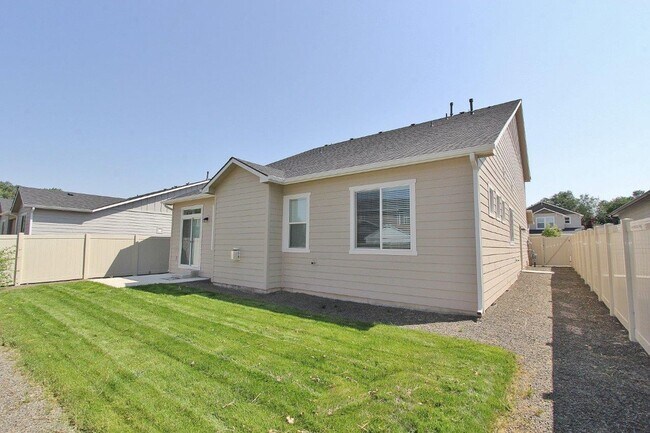 Building Photo - Spacious Home in Quiet Neighborhood