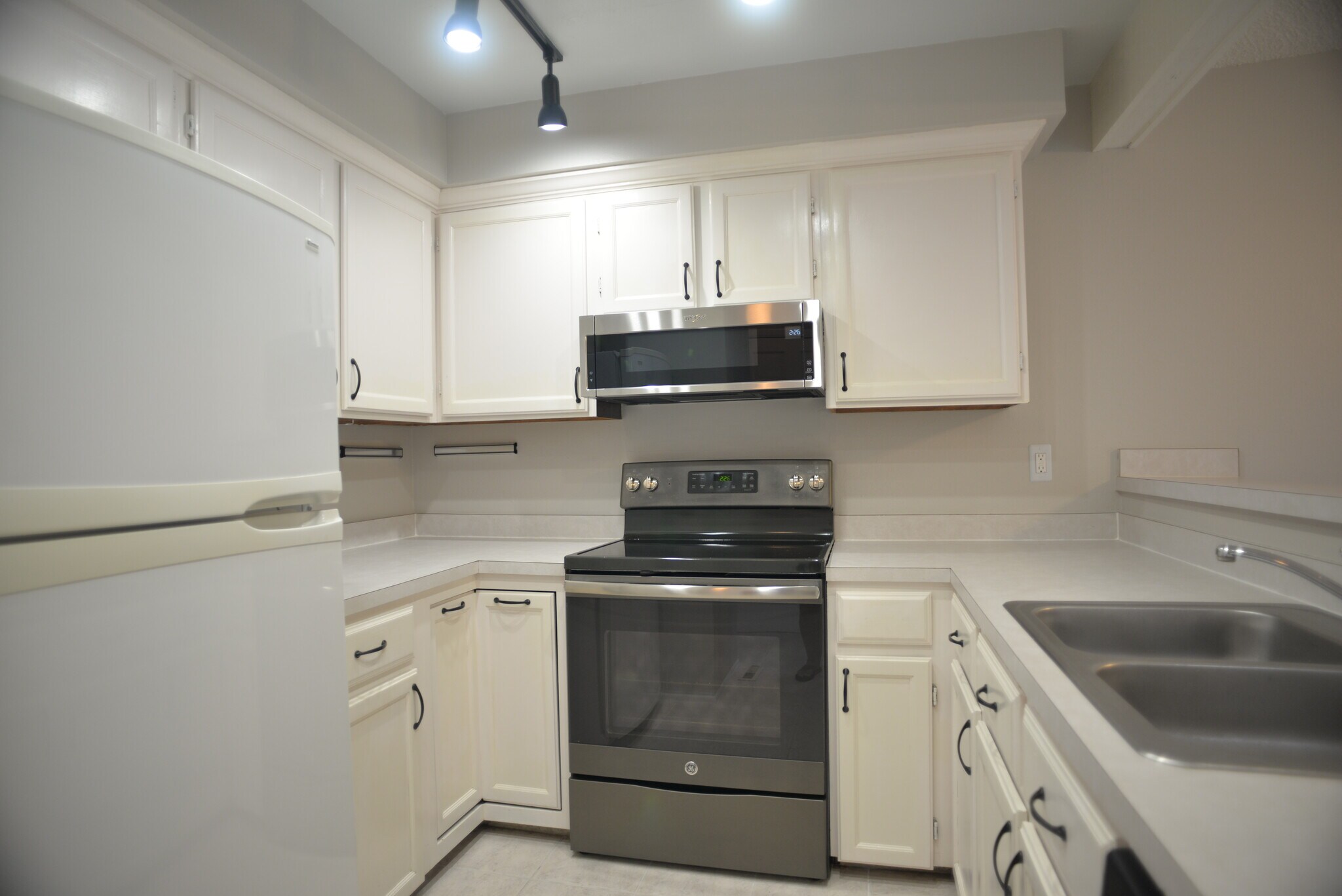 Building Photo - 2862 W Long Dr