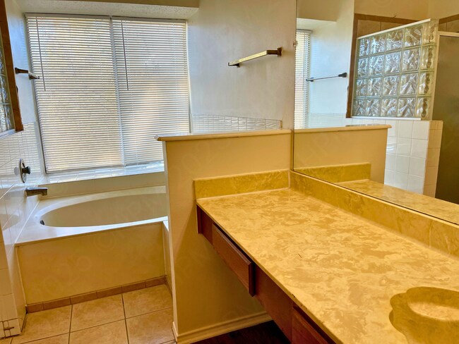 Building Photo - Move-In Special. ½ off the first full month's rent with a 12-month lease.