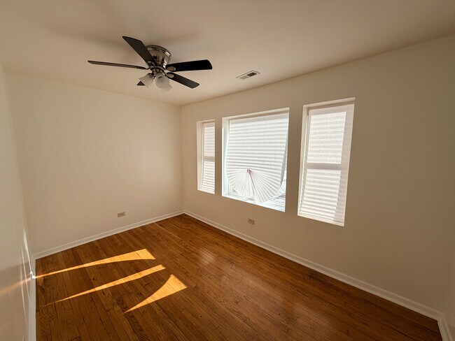 Building Photo - 1322 W 57th St