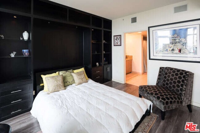 Building Photo - 13700 Marina Pointe Dr