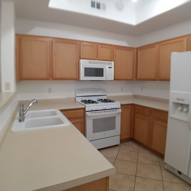 Kitchen - 2305 W Horizon Ridge Pky