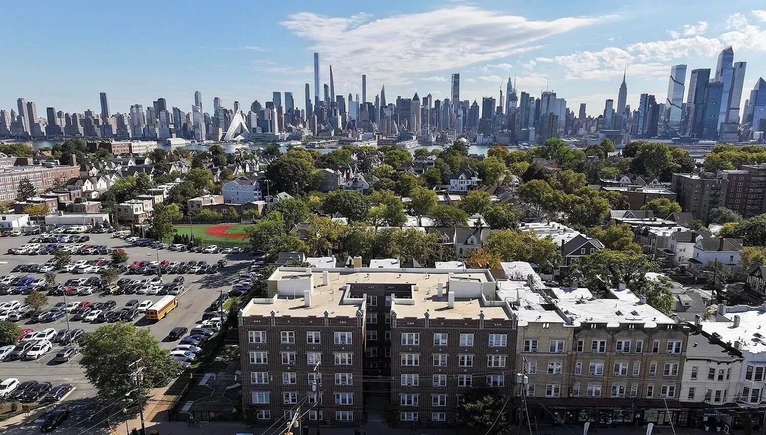 Aerial View (Parking, Building, Skyline) - 3718 Park Ave