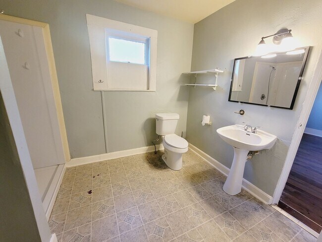 Building Photo - PRIVATE & Spacious 2/1 SE House on 1 Acre w/ Wood Floors, Washer/Dryer, & Screened Porch! Avail N...