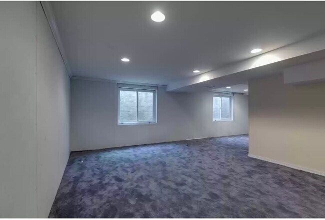 Building Photo - 1033 N Claremont Dr