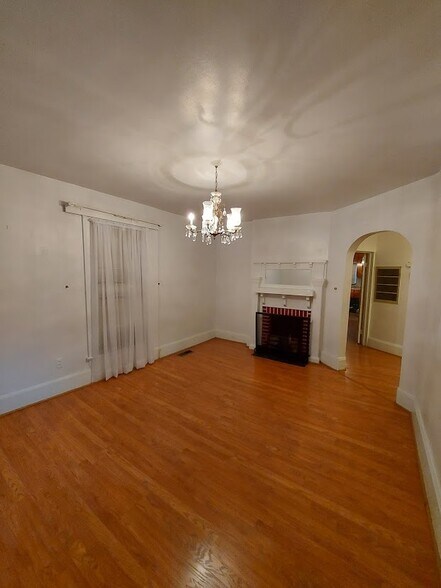 Living room - 1713 Thru St