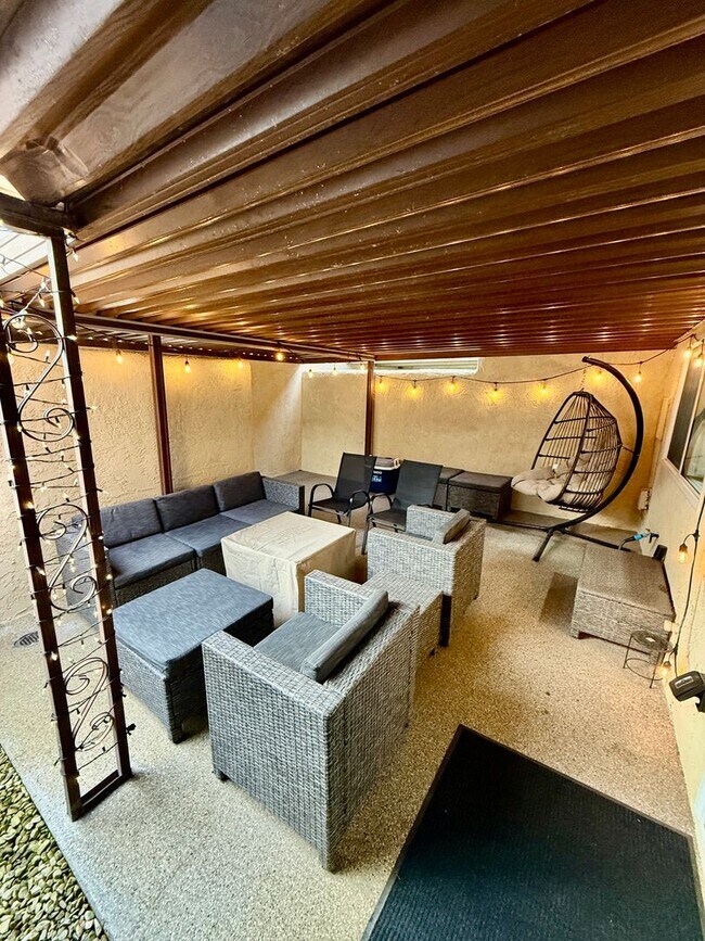 Building Photo - Beautifully 4-bedroom, 2.5-bathroom Condo—ready and waiting for you!