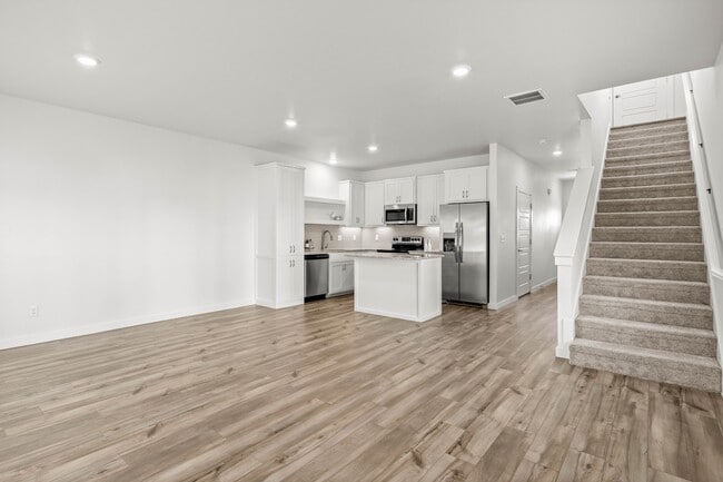 Building Photo - 535 W Pickens Rd