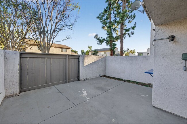 Building Photo - 3 Bedroom Townhome: Prime Location with Pool, Clubhouse and More!