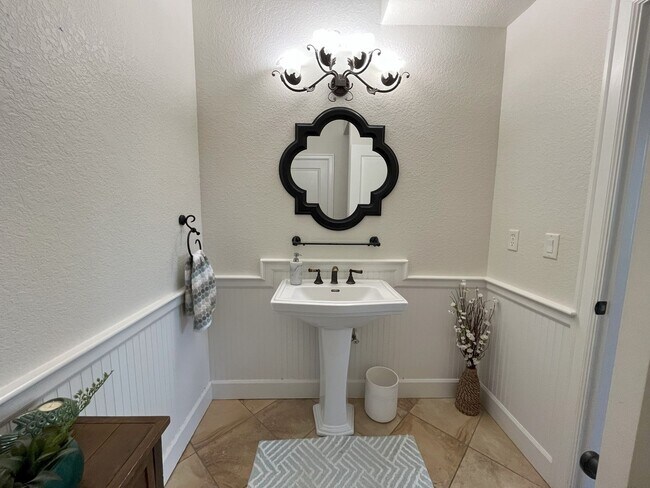 Building Photo - Elegant 4-Bedroom Luxury Home with Panoram...
