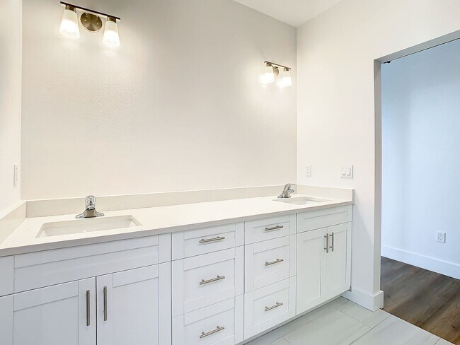 Building Photo - Brand New Constructed Townhouse in South Tampa - Available October 2024