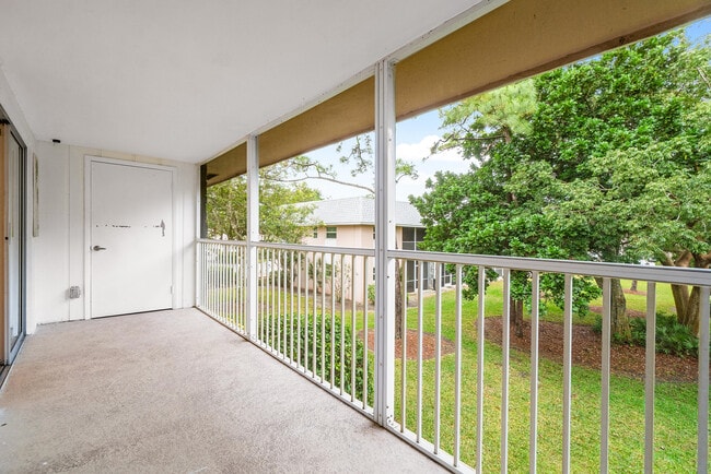 Building Photo - 18081 SE Country Club Dr