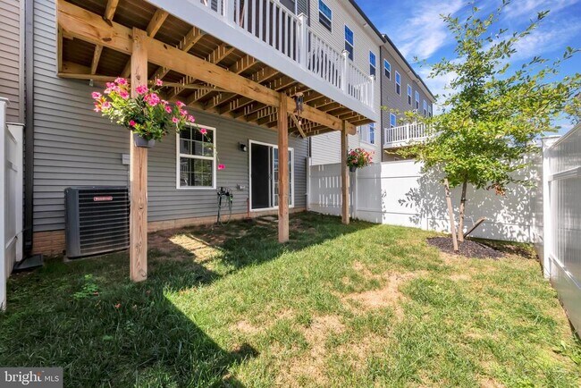 Building Photo - 256 Stallion St