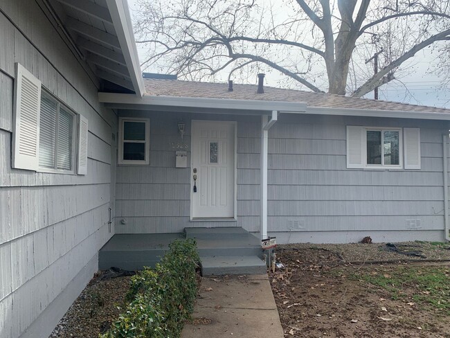 Building Photo - 3 bedroom home with new floors