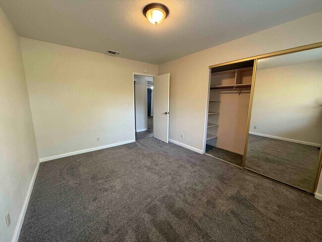 Building Photo - 3 Bed 2 Bath Just a Short Distance to Sac ...
